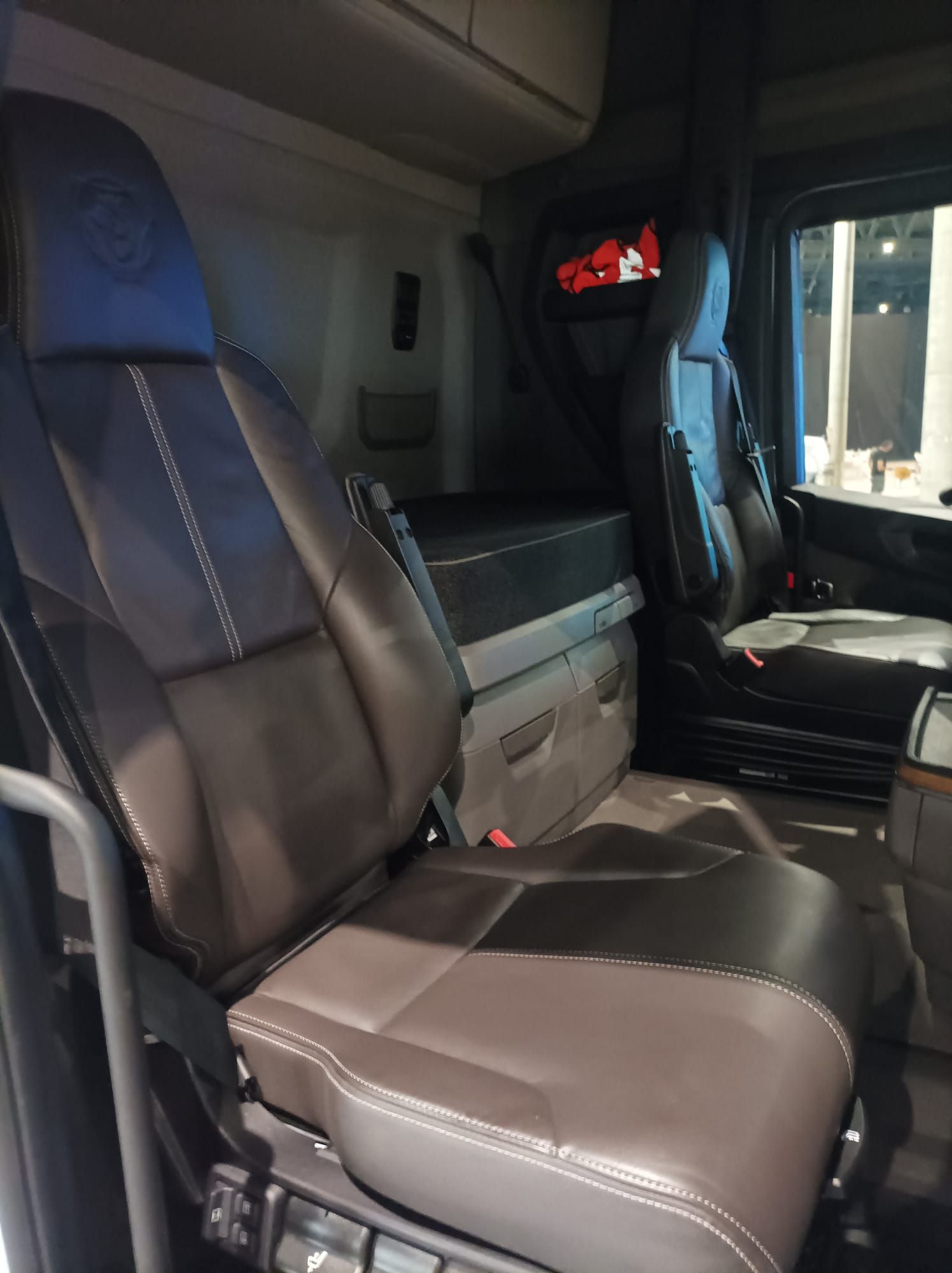 El interior de un camión con un reposacabezas azul.