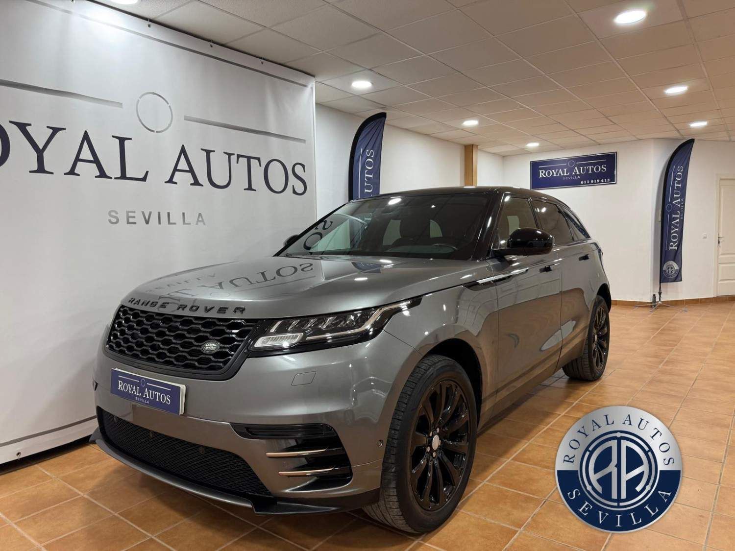 Range Rover Velar gris en un concesionario con la marca 