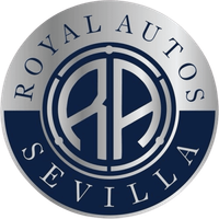 Logotipo de Royal Autos Sevilla: círculo plateado con acentos azul oscuro, iniciales