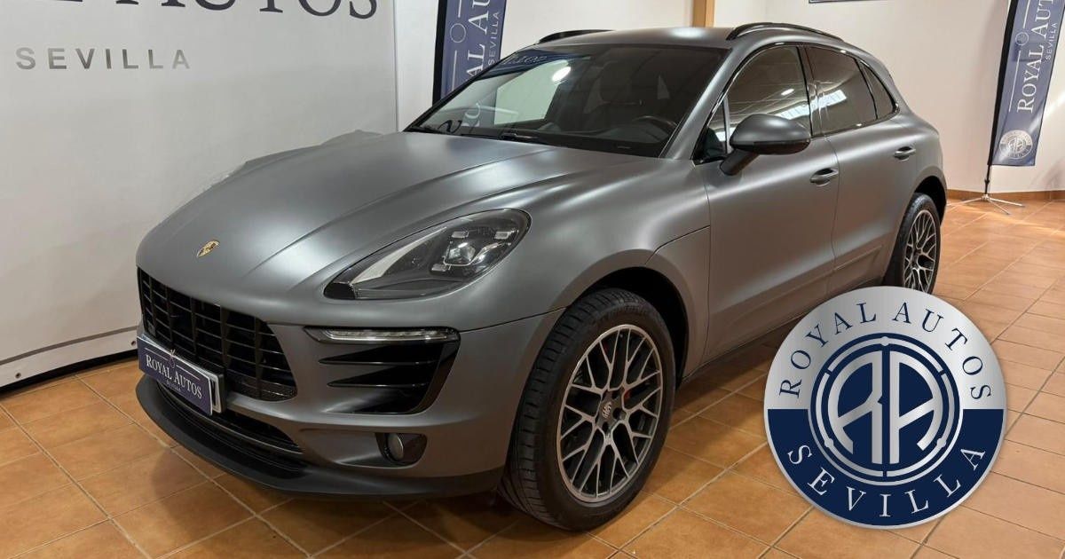 SUV Porsche Macan gris en una sala de exposición.