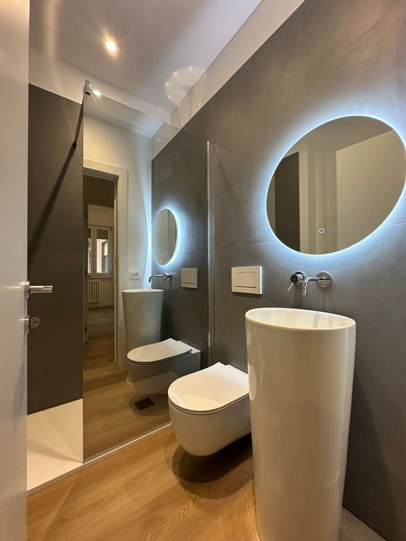 Un bagno con un water un lavandino e uno specchio