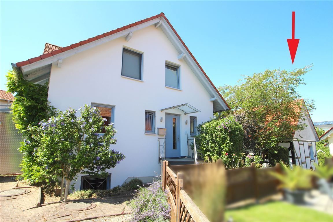 Hausansicht mit Nachbarhaus