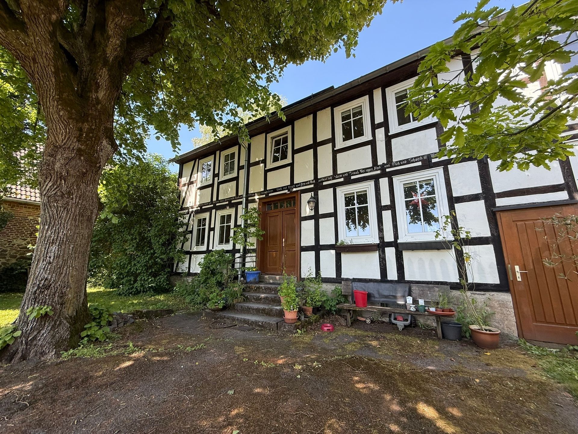 Ein Gebäude mit vielen Fenstern und einem Baum davor.