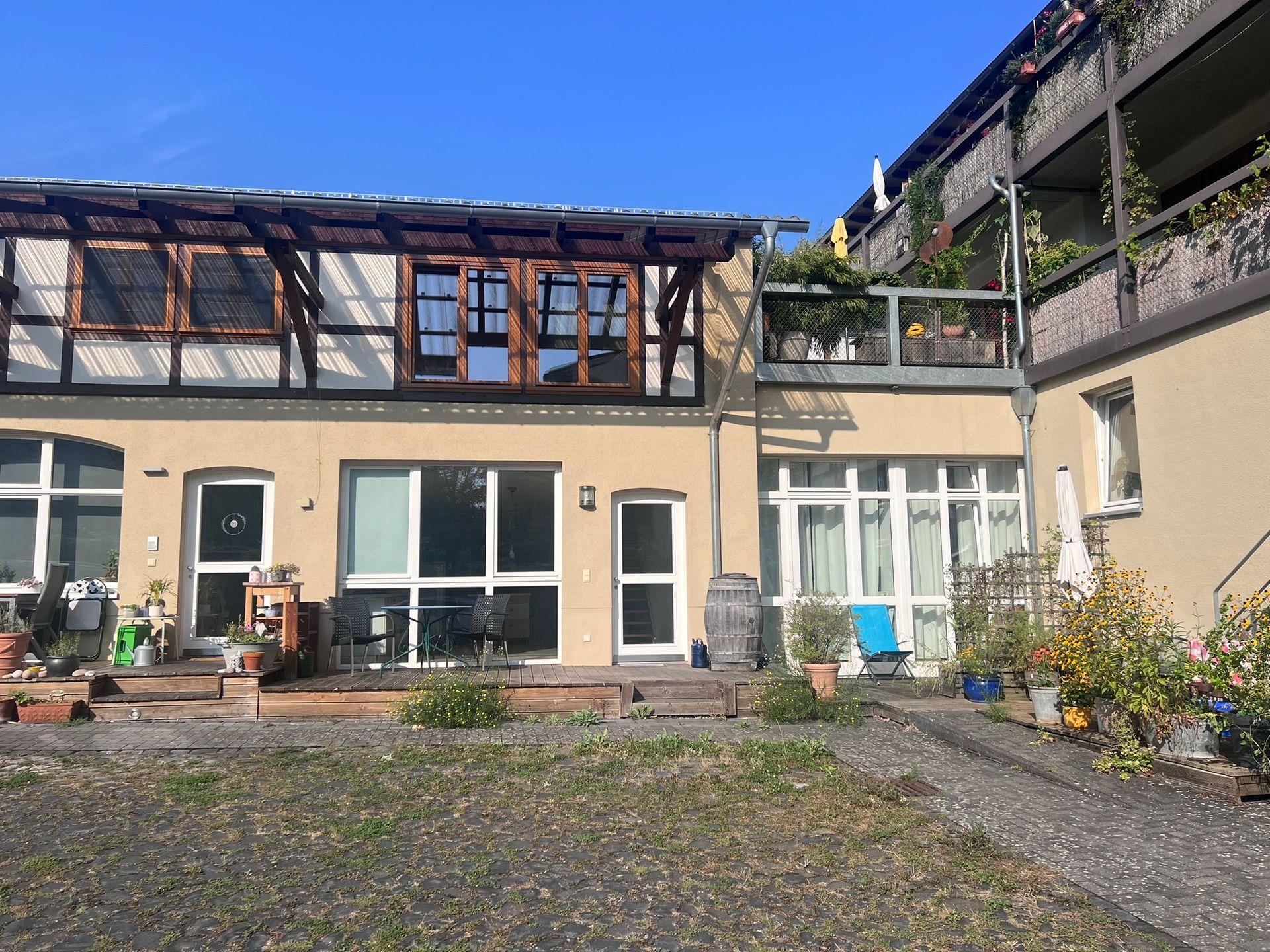 Ein weißes Haus mit einem Swimmingpool davor.
