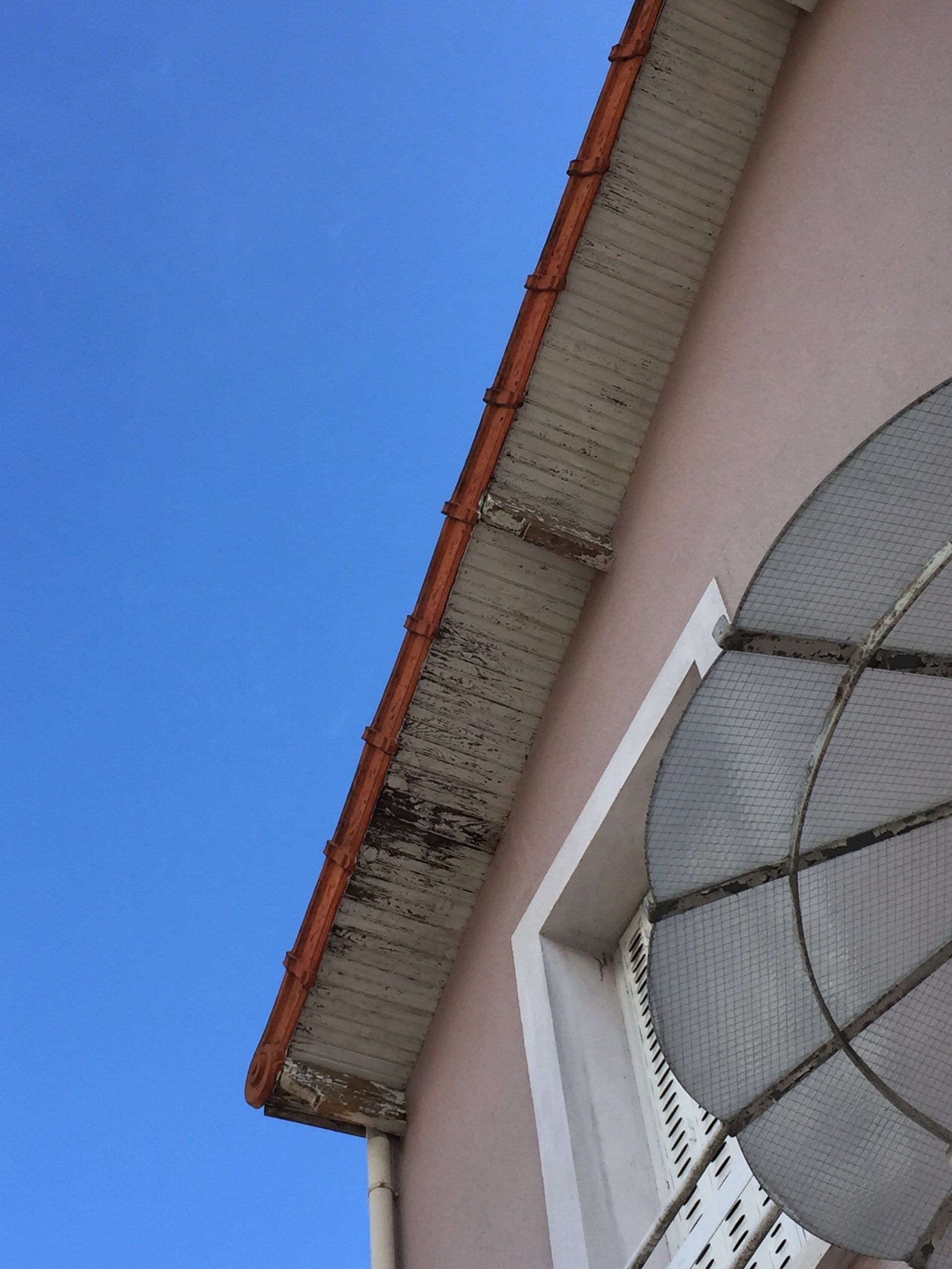 Avant nettoyage sous toiture