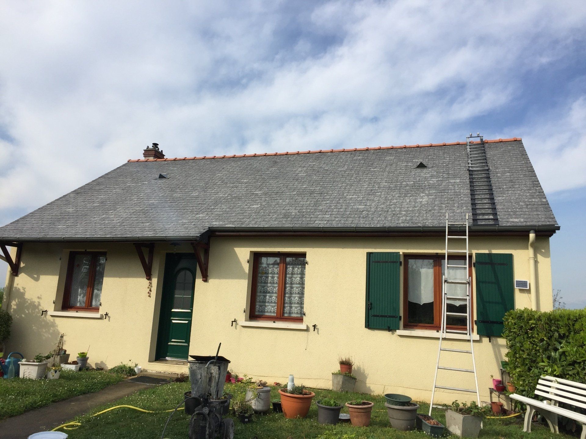 Avant démoussage de toiture