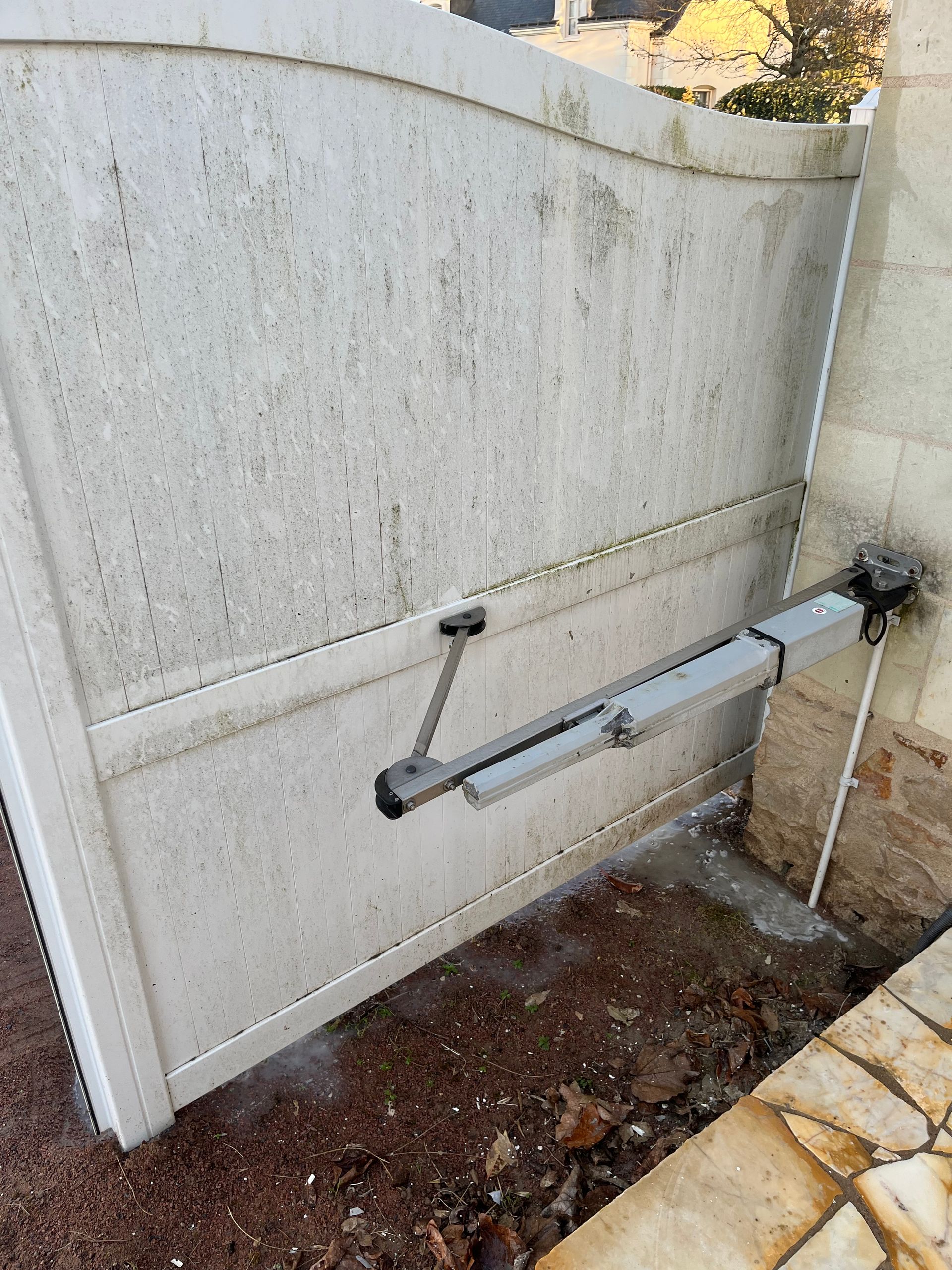 Avant nettoyage portail automatique