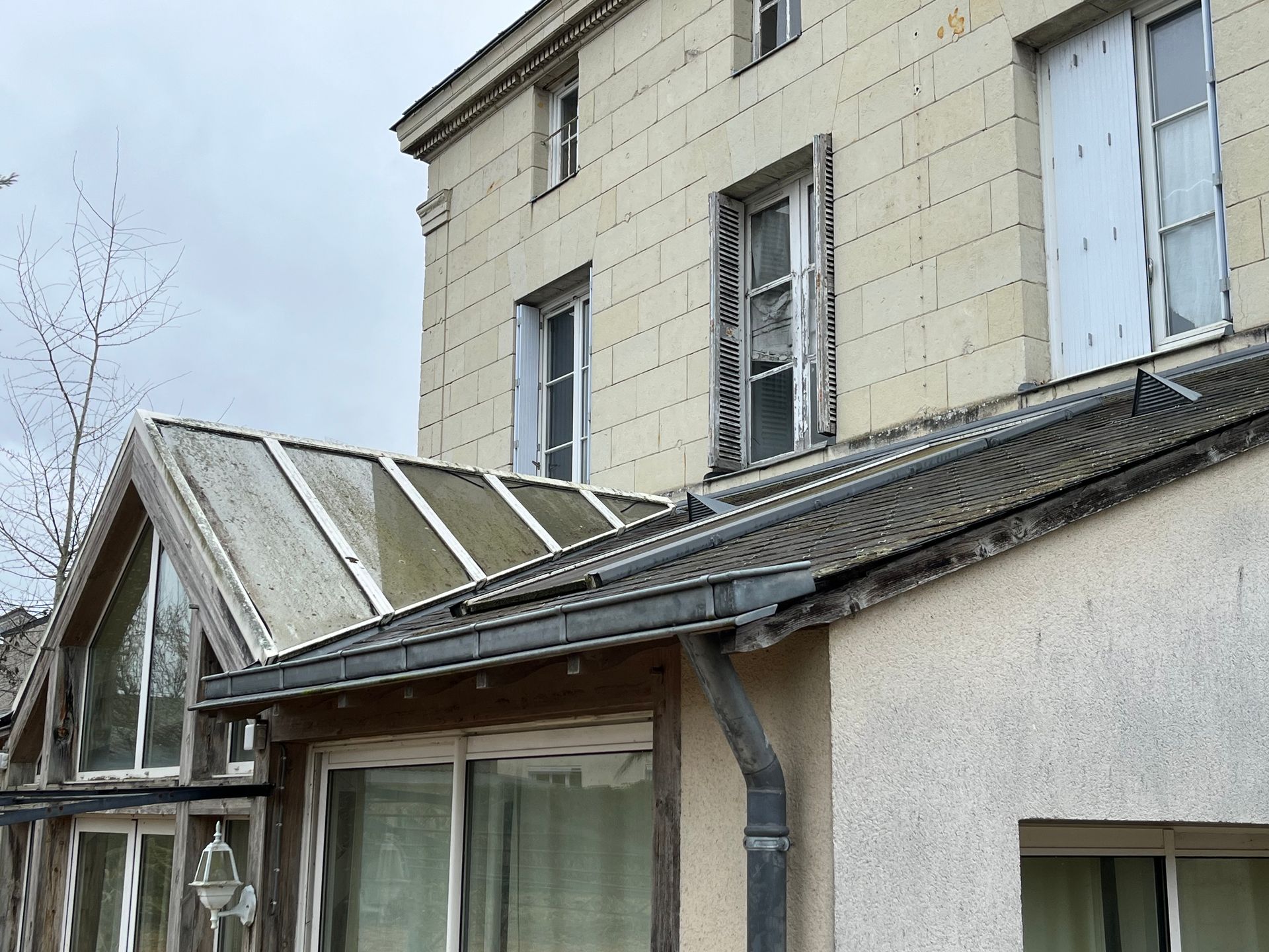 Avant façade maison blanche