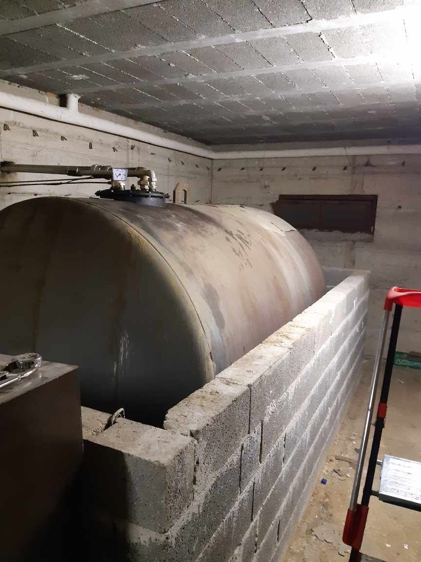 Une cuve à fioul avant le découpage.