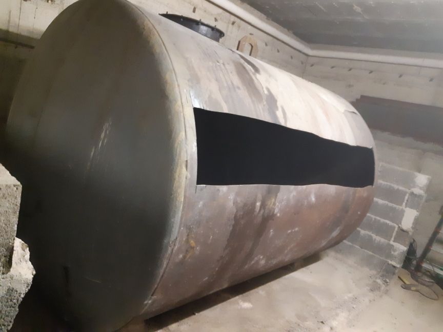 Une cuve à fioul pendant le découpage de la parois.