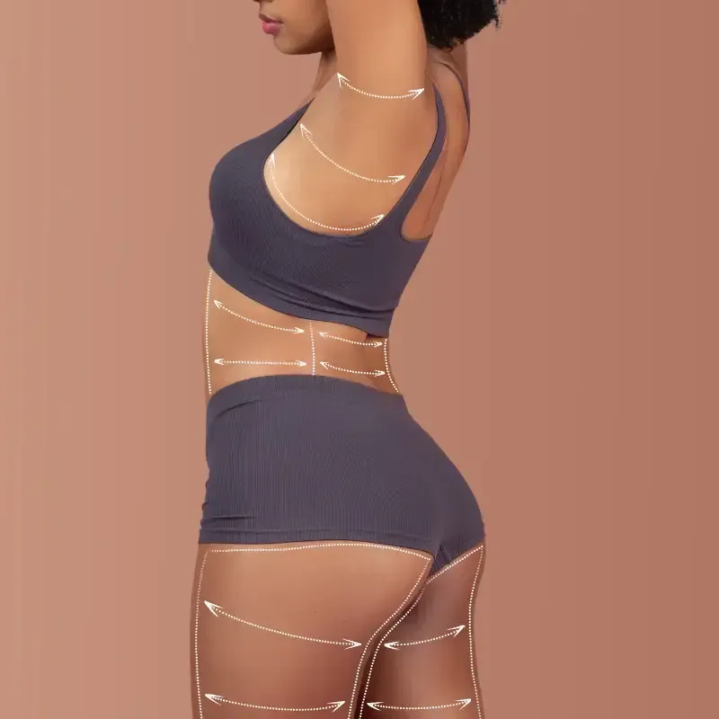 Mujer con ropa deportiva oscura con líneas que indican áreas para contornear el cuerpo sobre un fondo marrón.