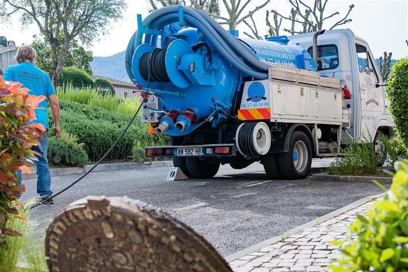 Camion d'assainissement débouchant des canalisations