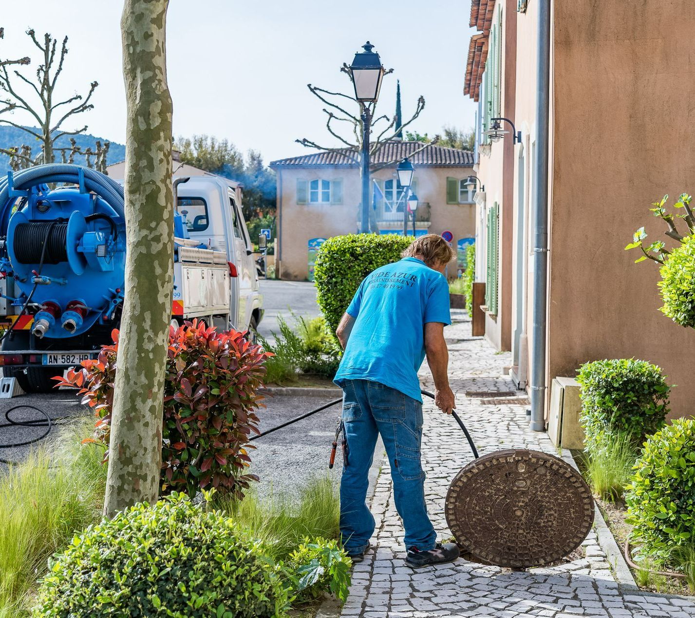 Équipe de Vide Azur Assainissement en train de nettoyer une fosse septique