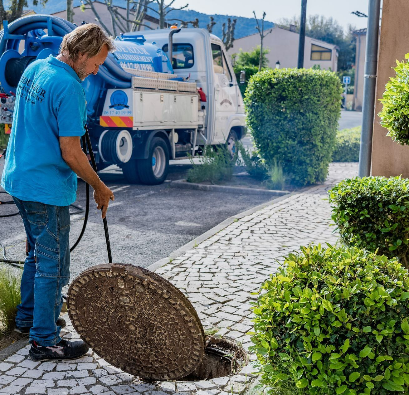 Personnel de l'entreprise Vide Azur Assainissement utilisant un jet a haute pression