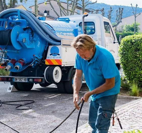 Curage d'une fosse septique par Vide Azur Assainissement