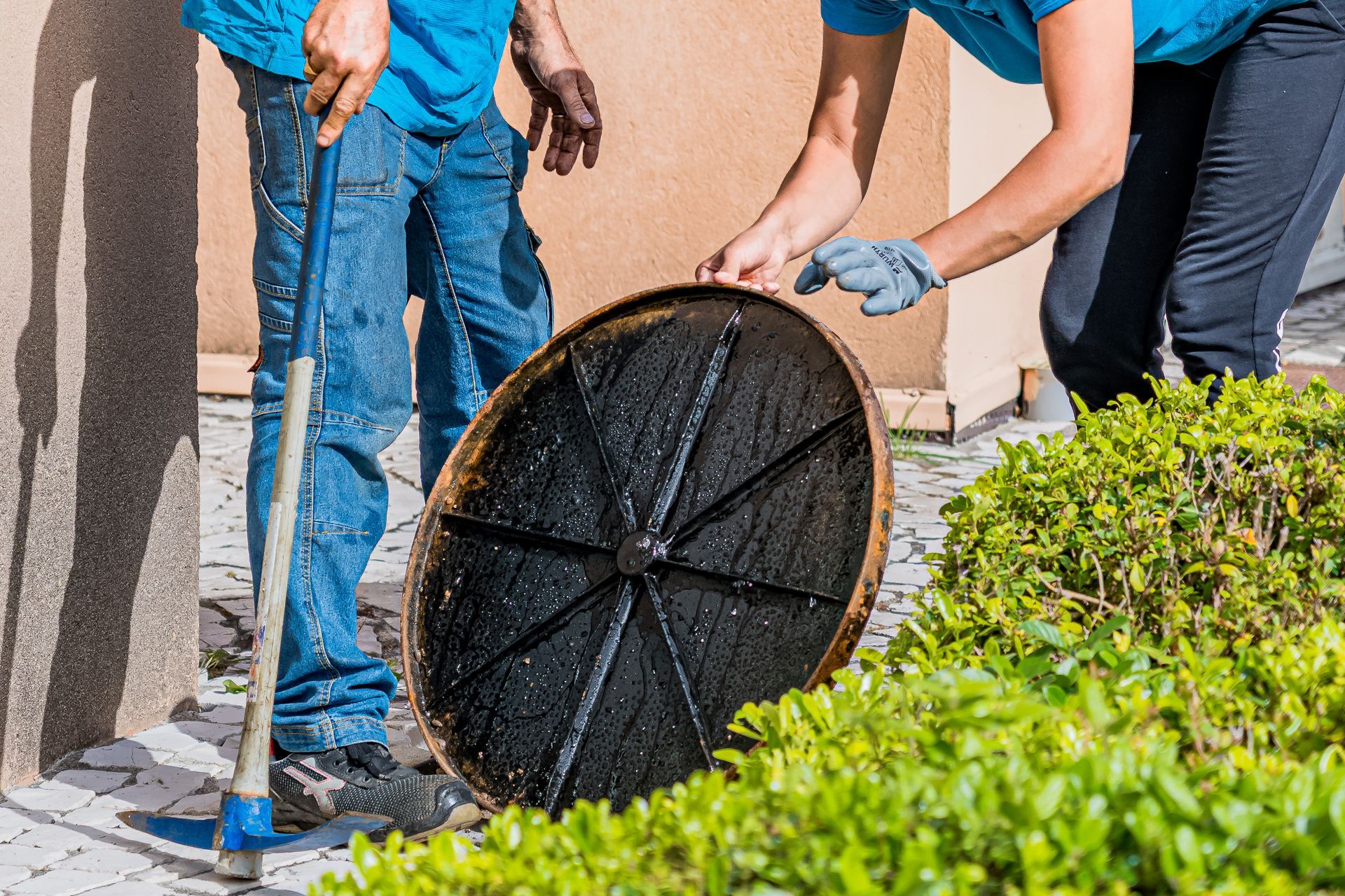 Plaque de fosse septique soulevée