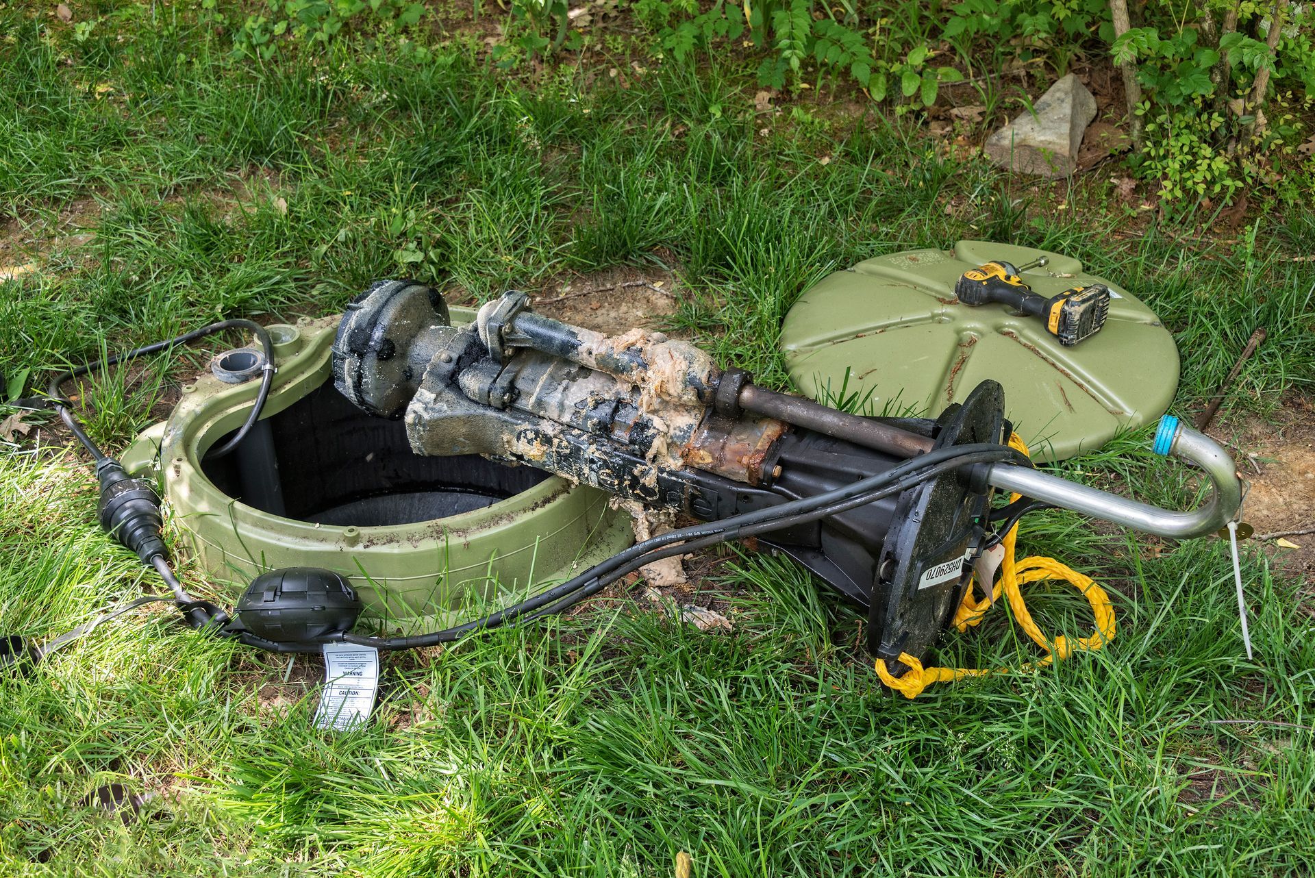 Pompe de relevage sale sortie de son support