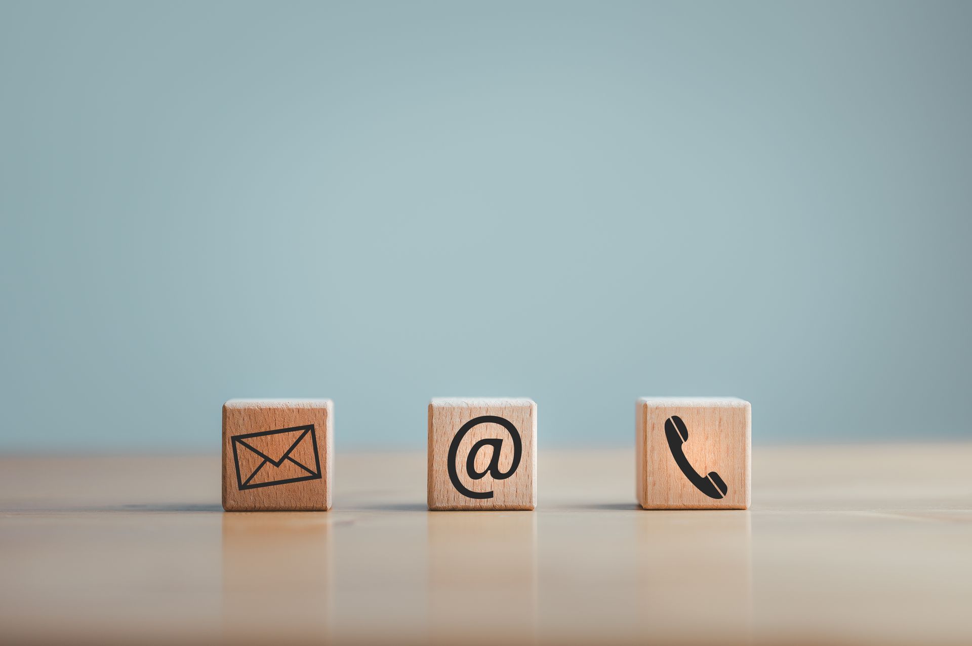 Petits cubes de bois avec es symboles de contact