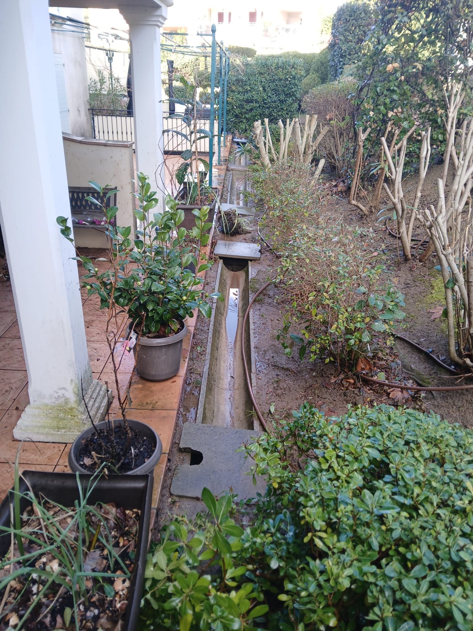 Caniveau traversant le long d'une terrasse.