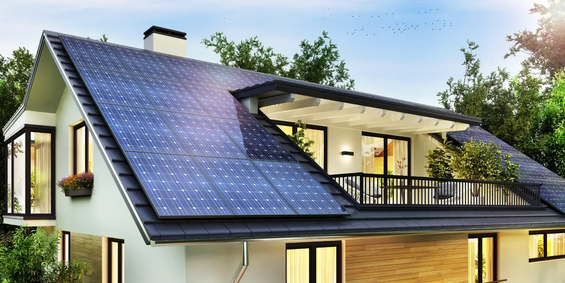 Ein Haus mit Solarzellen auf dem Dach ist von Bäumen umgeben.