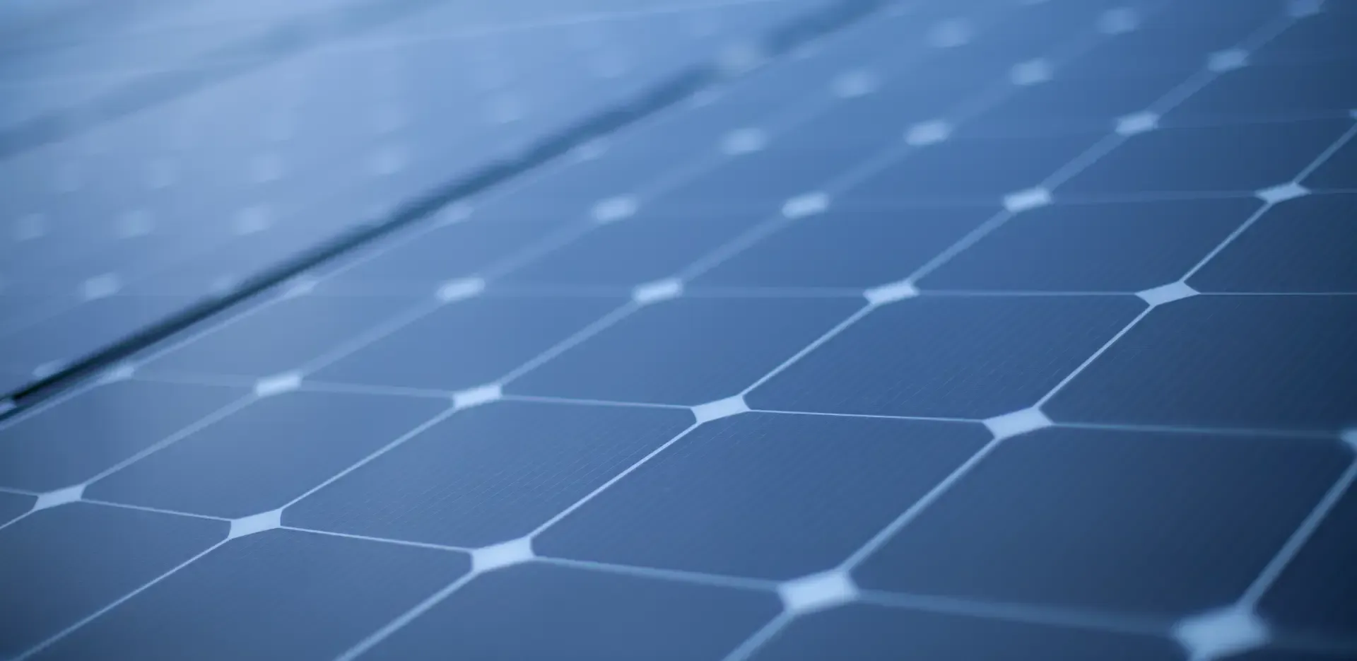 Eine Nahaufnahme eines Solarpanels auf einem Dach.