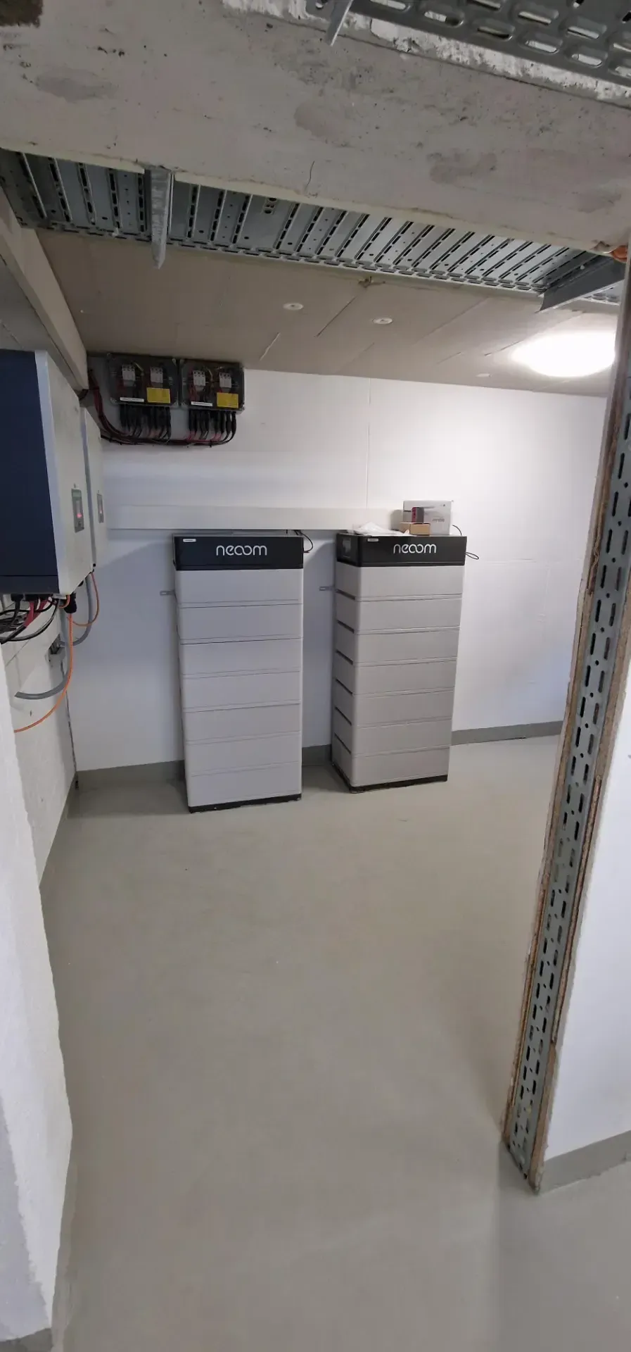 Ein Raum mit zwei Stapeln Batterien auf dem Boden.