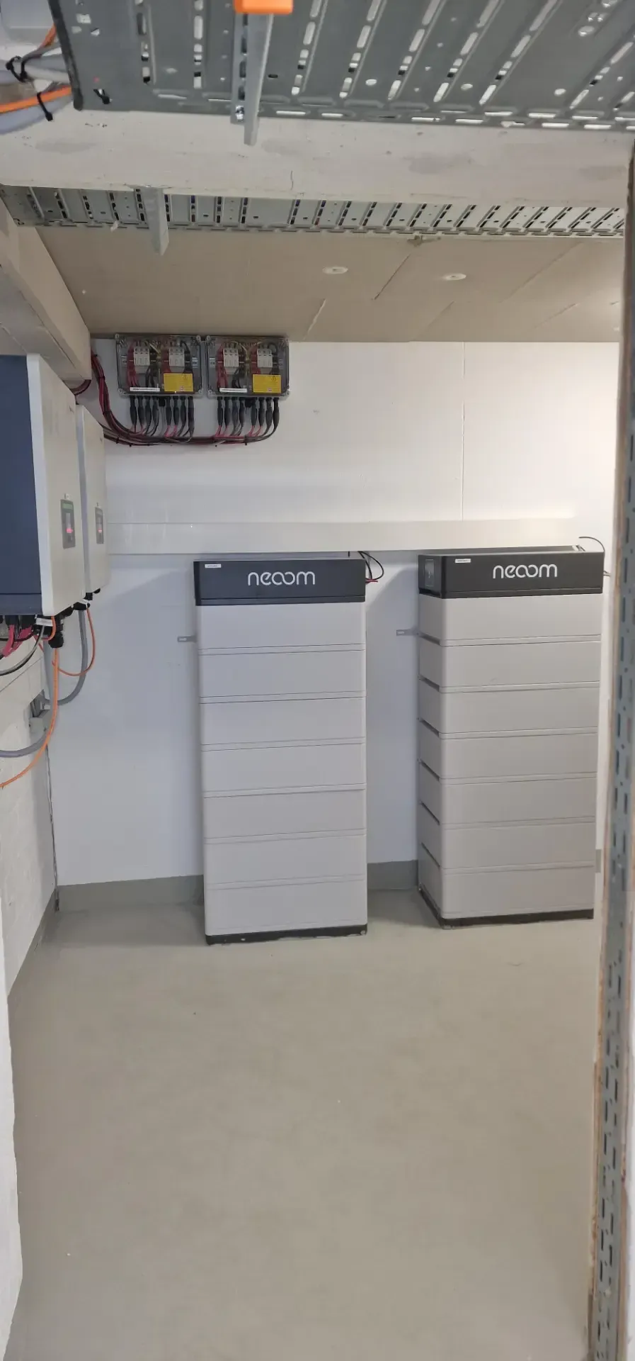 Ein Raum mit zwei Batterien und einem Solarpanel an der Decke.