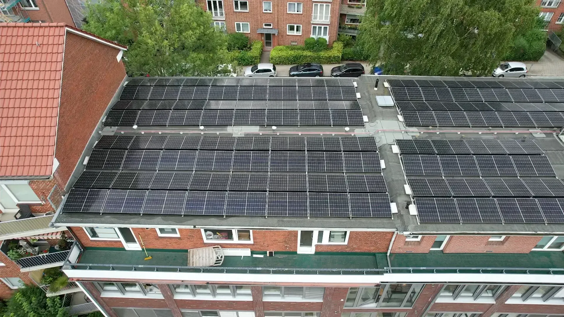 Eine Luftaufnahme eines Gebäudes mit Solarmodulen auf dem Dach.