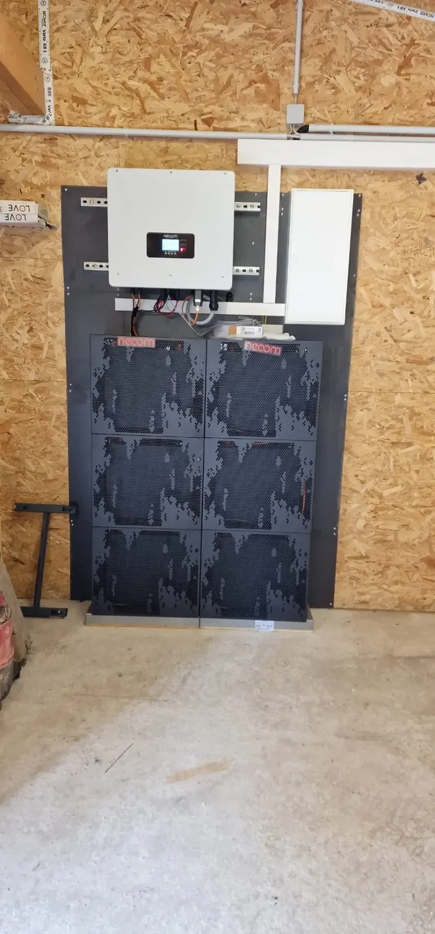 In einer Garage ist an der Wand ein Solarpanel montiert.