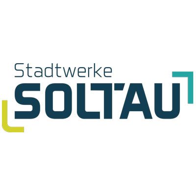 Logo der Stadtwerke Soltau mit dunkelblauer Schrift, eingefasst von einer hellgrünen Ecke links und einer türkisfarbenen Ecke rechts.