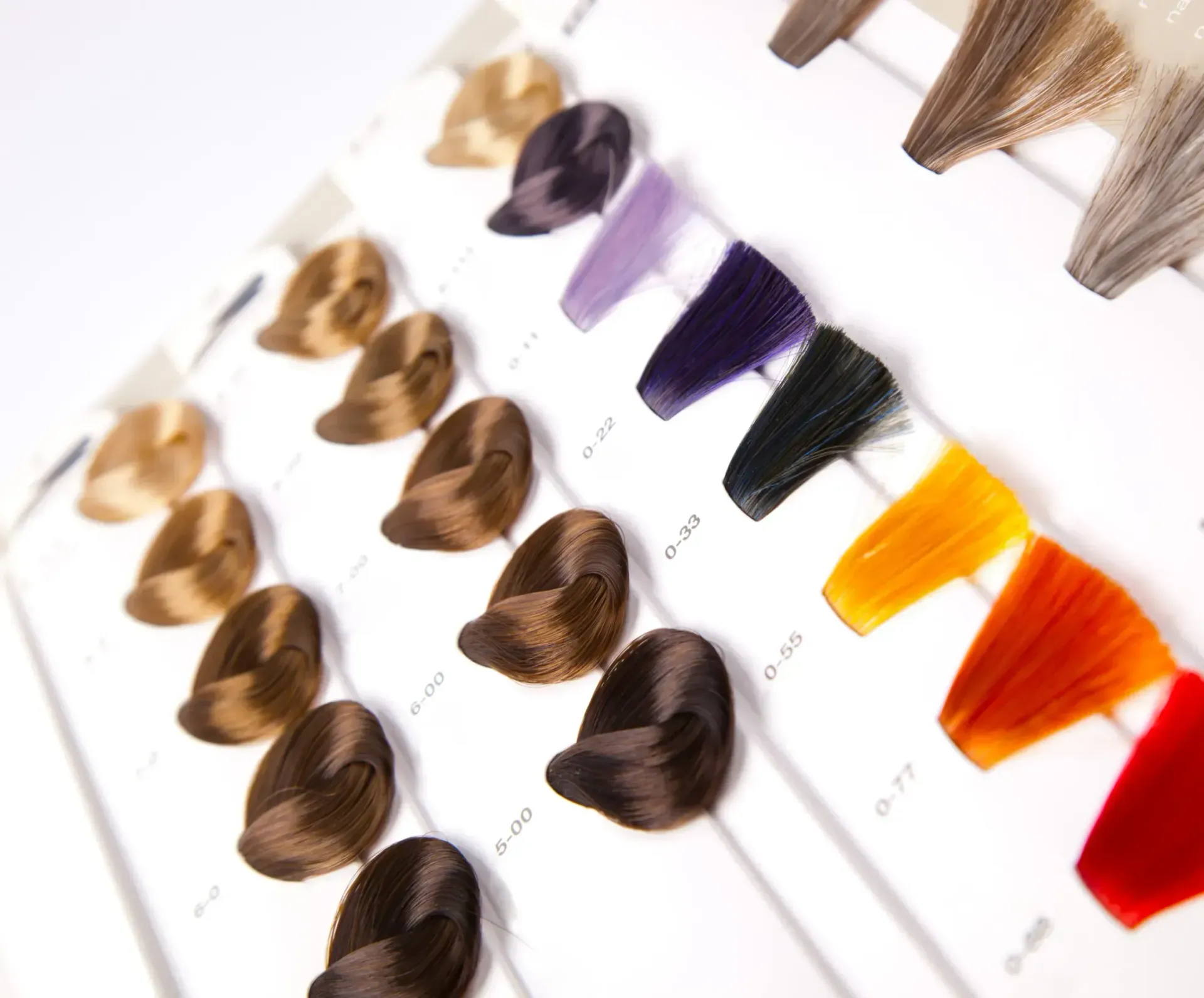 Un montón de diferentes colores de cabello están alineados en una fila