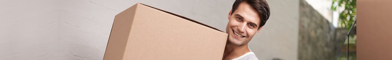 Homme qui porte un carton