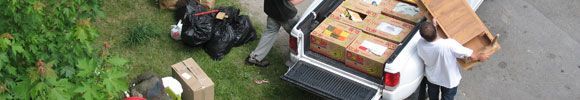 Homme qui charge des cartons dans un pickup