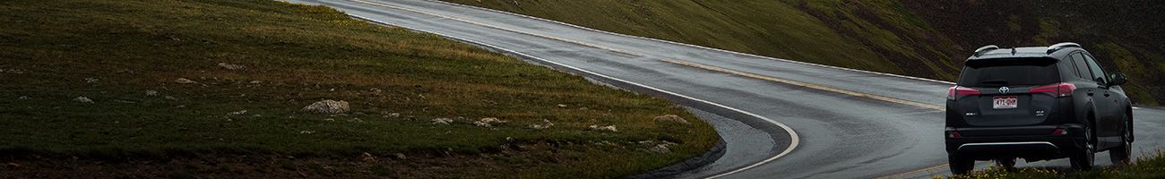 SUV qui roule sur une route de campagne