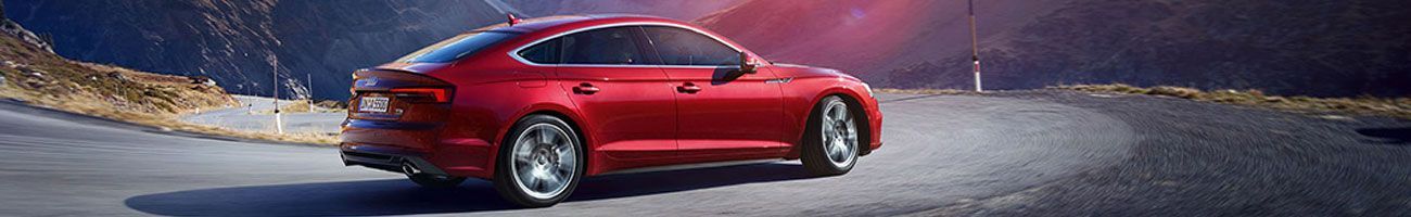 Voiture rouge sur une route de montagne