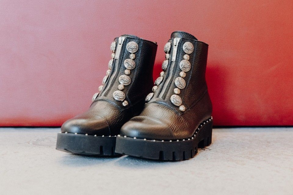 Rote Wand mit Stiefelleten