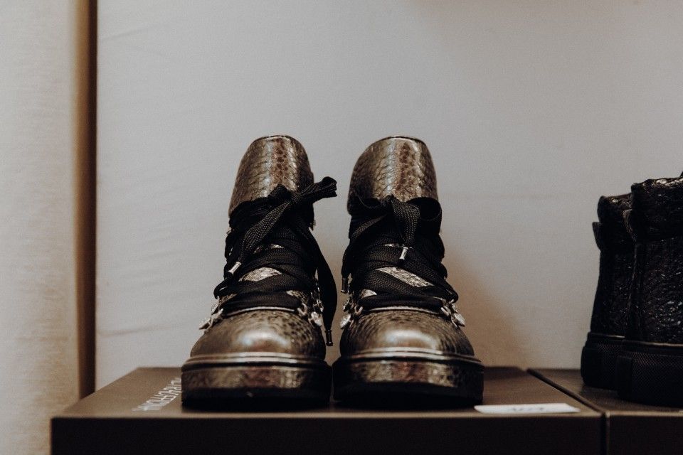 Gänseböümchen mit silbernen Chelsea boots