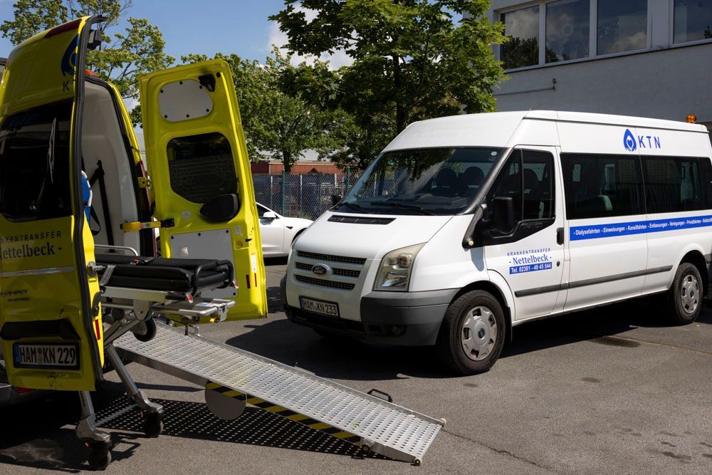 Ein weißer Transportwagen.