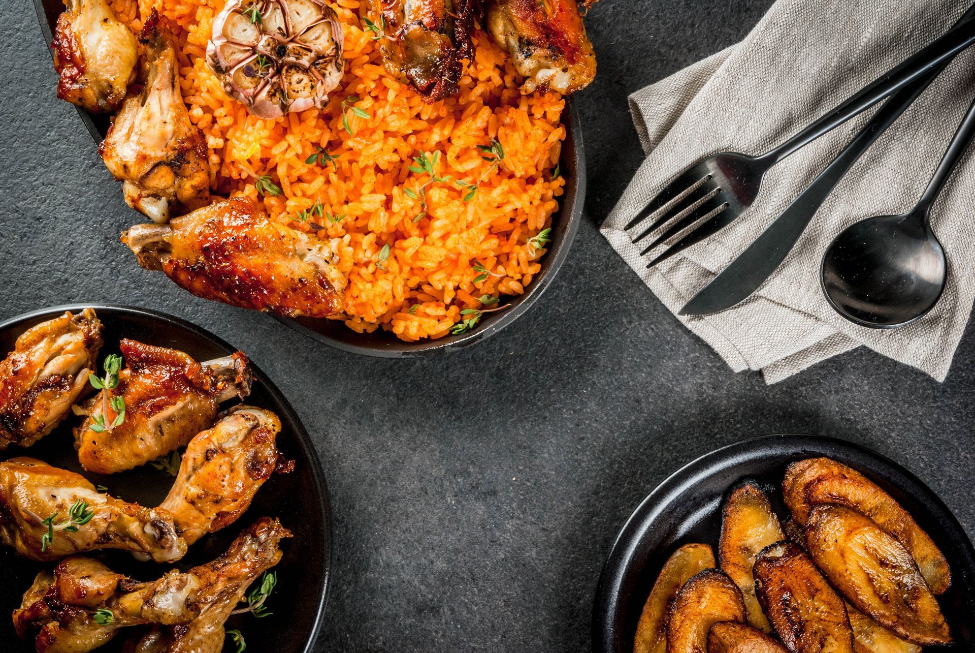 Un plat africain avec du riz et du poulet.