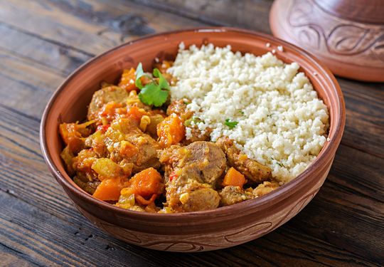 Un plat avec du riz, de la viande et des carottes.