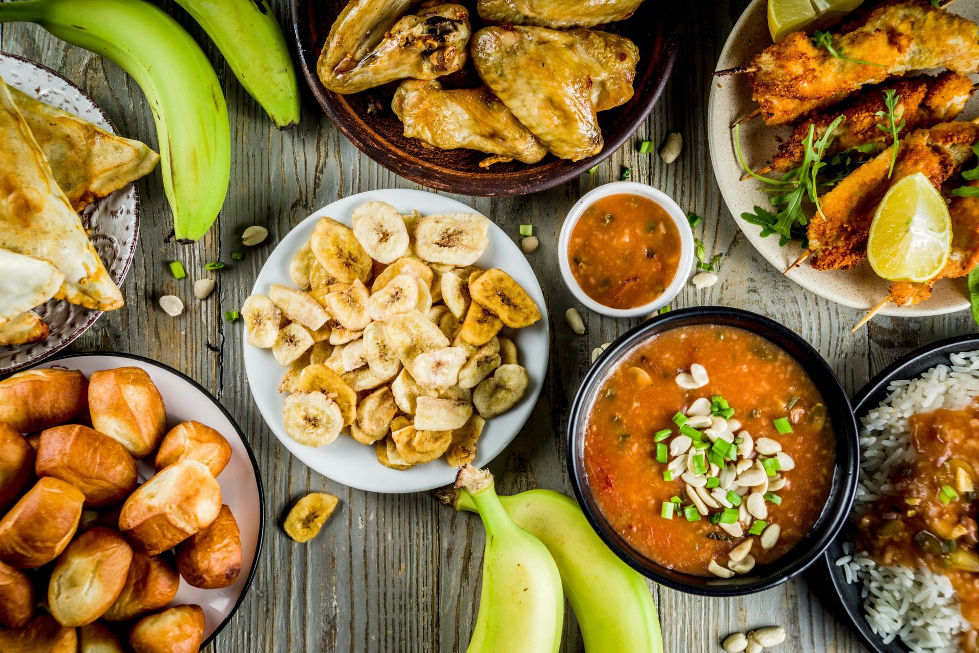 Une table avec des plats africains.