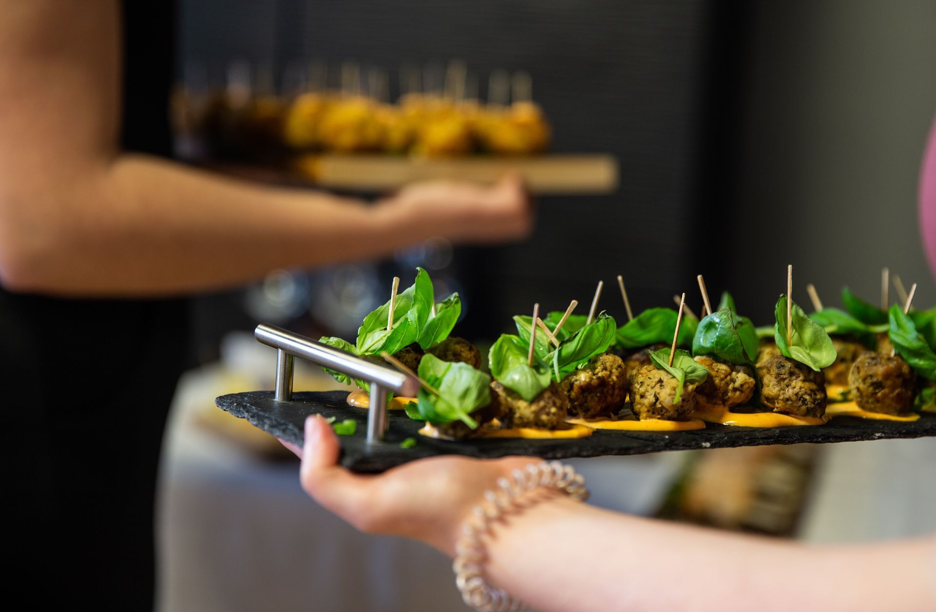 Une personne tenant un plateau de nourriture.