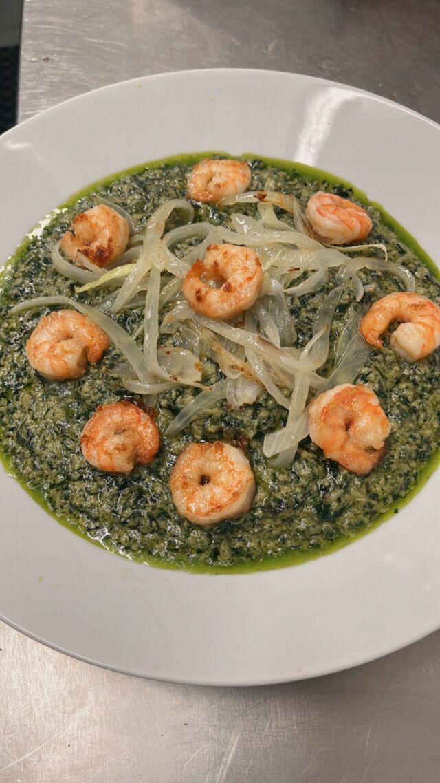 Un plat avec des crevettes.