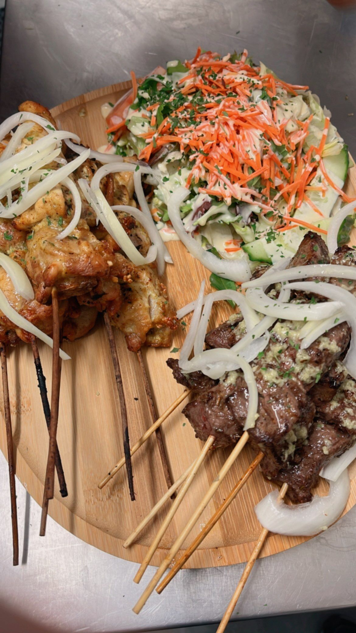 Des brochettes de viande.