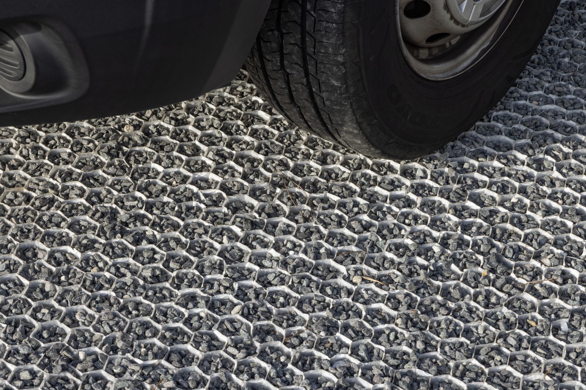 Une voiture est garée sur une surface en Nidagravel.