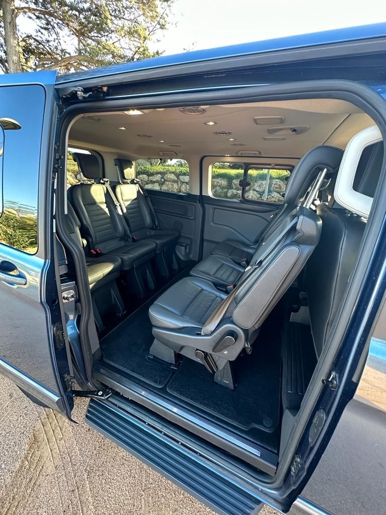 El interior de una camioneta con la puerta abierta y los asientos plegados.