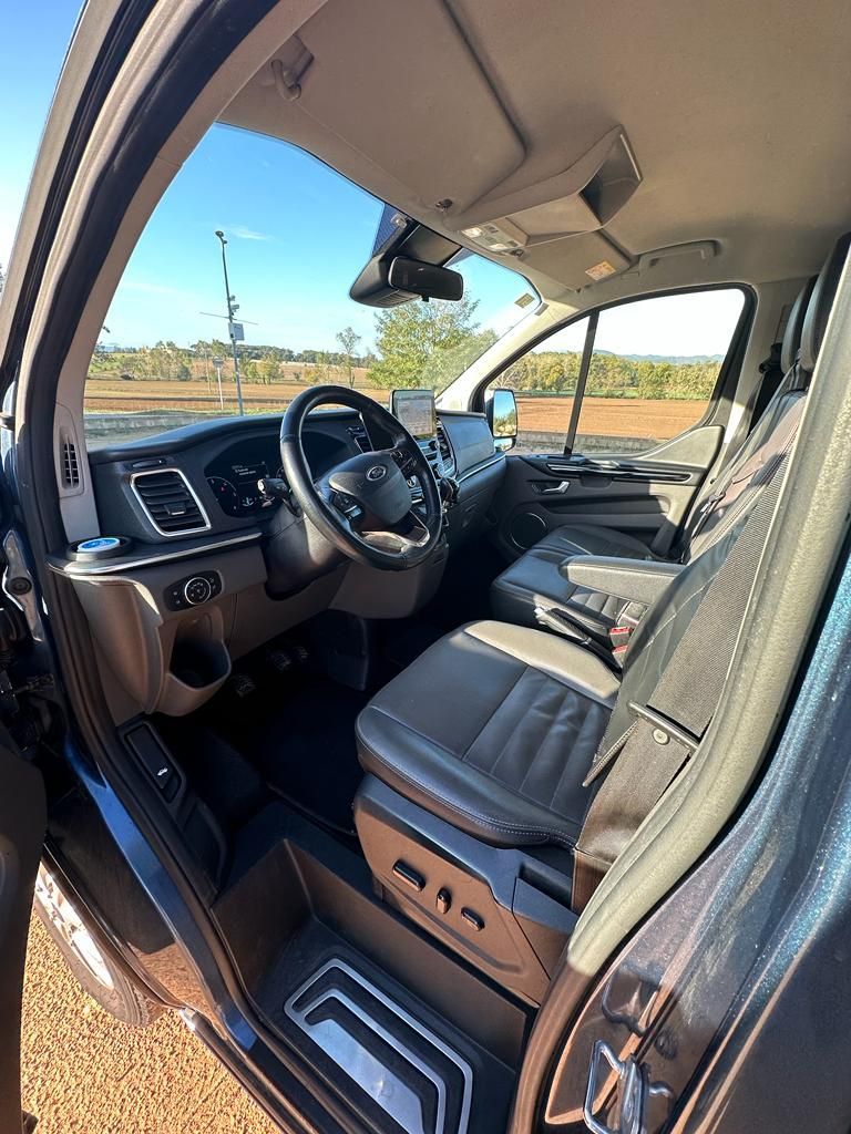 El interior de un coche negro con la puerta abierta.