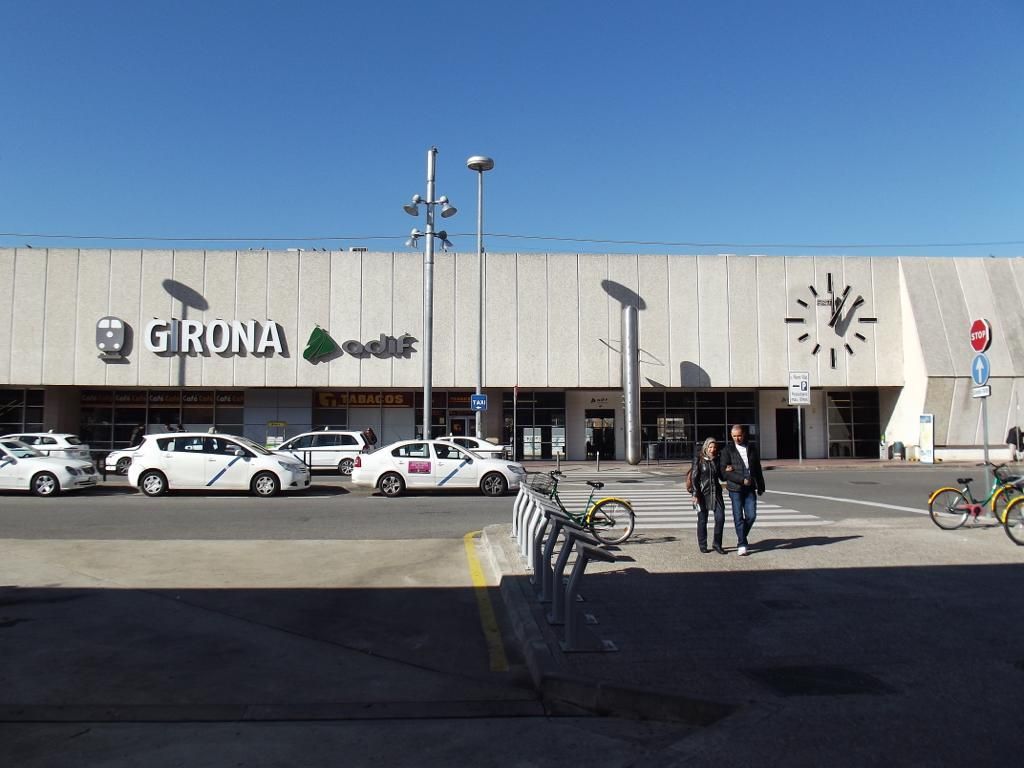 Un edificio con la palabra grona en él