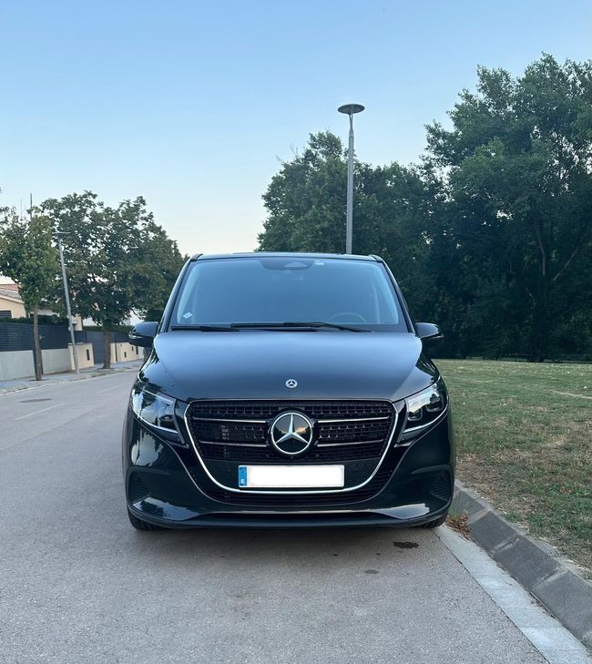 Una camioneta Ford está estacionada en un lote de grava con un árbol al fondo.