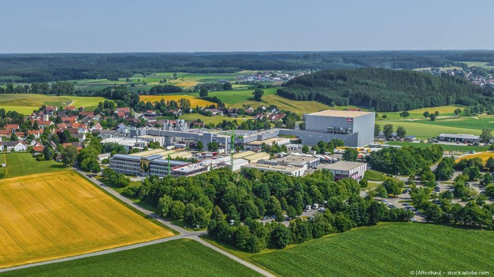 Ein Schädlingsbekämpfer besprüht Schränke, während eine Frau in einer von Kakerlaken befallenen Küche verzweifelt wirkt.